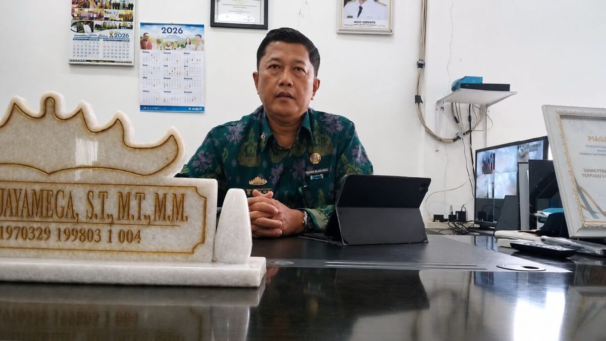 Kepala Dinas Penanaman Modal dan Pelayanan Terpadu Satu Pintu (DPMPTSP) Kabupaten Tanggamus, Hendra Wijaya Mega, memberikan keterangan pers di ruang kerjanya, Kamis 3 September 2026 | Herdi/Media Prioritastv.com.