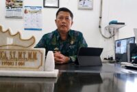 Kepala Dinas Penanaman Modal dan Pelayanan Terpadu Satu Pintu (DPMPTSP) Kabupaten Tanggamus, Hendra Wijaya Mega, memberikan keterangan pers di ruang kerjanya, Kamis 3 September 2026 | Herdi/Media Prioritastv.com.