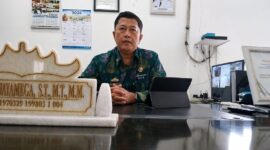 Kepala Dinas Penanaman Modal dan Pelayanan Terpadu Satu Pintu (DPMPTSP) Kabupaten Tanggamus, Hendra Wijaya Mega, memberikan keterangan pers di ruang kerjanya, Kamis 3 September 2026 | Herdi/Media Prioritastv.com.