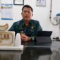 Kepala Dinas Penanaman Modal dan Pelayanan Terpadu Satu Pintu (DPMPTSP) Kabupaten Tanggamus, Hendra Wijaya Mega, memberikan keterangan pers di ruang kerjanya, Kamis 3 September 2026 | Herdi/Media Prioritastv.com.