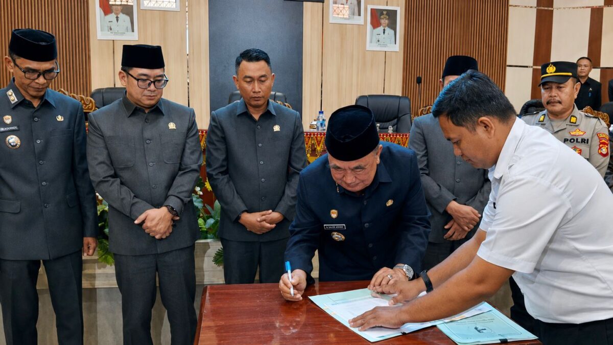 Ketua DPRD Tanggamus Agung Setyo Utama bersama Walil Ketua Rangga Putra Hakim serta Forkopimda menyaksikan Bupati Tanggamus H. Moh. Saleh Asnawi saat menandatangani MoU Kebijakan Umum Perubahan Anggaran (KUPA) dan Prioritas Plafon Anggaran Sementara Perubahan (PPAS-P) Tahun 2026 dalam rangkaian sidang paripurna DPRD Tanggamus, Selasa 2 September 2026 | Herdi/Media Prioritastv.com.