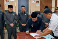 Ketua DPRD Tanggamus Agung Setyo Utama bersama Walil Ketua Rangga Putra Hakim serta Forkopimda menyaksikan Bupati Tanggamus H. Moh. Saleh Asnawi saat menandatangani MoU Kebijakan Umum Perubahan Anggaran (KUPA) dan Prioritas Plafon Anggaran Sementara Perubahan (PPAS-P) Tahun 2026 dalam rangkaian sidang paripurna DPRD Tanggamus, Selasa 2 September 2026 | Herdi/Media Prioritastv.com.