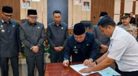Ketua DPRD Tanggamus Agung Setyo Utama bersama Walil Ketua Rangga Putra Hakim serta Forkopimda menyaksikan Bupati Tanggamus H. Moh. Saleh Asnawi saat menandatangani MoU Kebijakan Umum Perubahan Anggaran (KUPA) dan Prioritas Plafon Anggaran Sementara Perubahan (PPAS-P) Tahun 2026 dalam rangkaian sidang paripurna DPRD Tanggamus, Selasa 2 September 2026 | Herdi/Media Prioritastv.com.