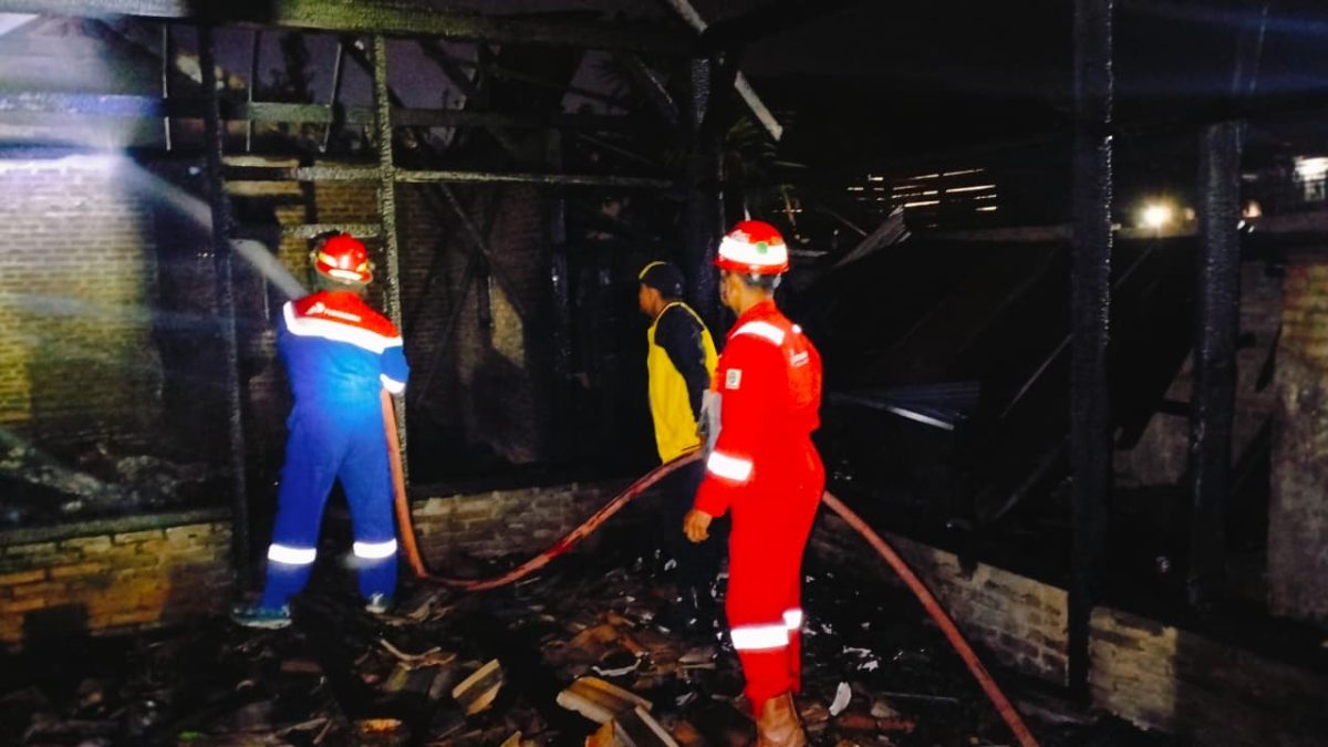 Damkar PT PGE Ulu Belu saat melakukan pemadaman kebakaran rumah warga di Pekon Gunung Sari, Sabtu 5 September 2026.