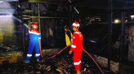 Damkar PT PGE Ulu Belu  saat melakukan pemadaman kebakaran rumah warga di Pekon Gunung Sari, Sabtu 5 September 2026.