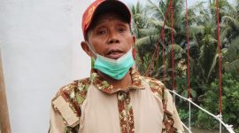 Liskhori, Tagana Wilayah Timur Tanggamus saat memberikan keterangan pers di depan jembatan yang diresmikan, Selasa 8 September 2026 | Herman/Media Prioritastv.com.