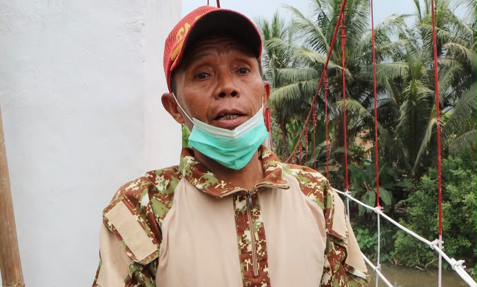 Liskhori, Tagana Wilayah Timur Tanggamus saat memberikan keterangan pers di depan jembatan yang diresmikan, Selasa 8 September 2026 | Herman/Media Prioritastv.com.