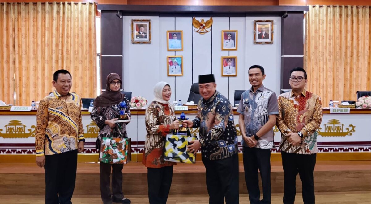 Bupati Tanggamus H. Moh. Saleh Asnawi saat menyerahkan cindramata kepada tim Tim Program Local Service Delivery Improvement Project (LSDP) di Ruang Rapat Utama (Rupatama) Kantor Bupati Tanggamus, Kamis (3/9/2026).