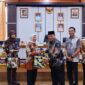 Bupati Tanggamus H. Moh. Saleh Asnawi saat menyerahkan cindramata kepada tim Tim Program Local Service Delivery Improvement Project (LSDP) di Ruang Rapat Utama (Rupatama) Kantor Bupati Tanggamus, Kamis (3/9/2026).
