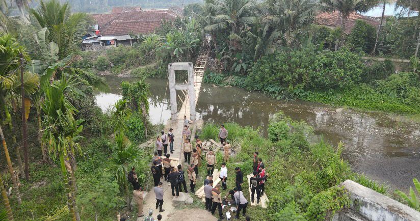 Proses Perbaikan Jembatan Gantung Tanjung Raja Tanggamus, Selasa 1 September 2026 | Dok. Humas Polres Tanggamus.