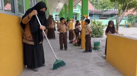 Seorang guru saat membersihkan debu vulkanik di salah satu SD di wilayah Tanggamus, Sabtu 5 Sepetember 2026 | ist/Media  Prioritastv.com.