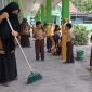 Seorang guru saat membersihkan debu vulkanik di salah satu SD di wilayah Tanggamus, Sabtu 5 Sepetember 2026 | ist/Media  Prioritastv.com.