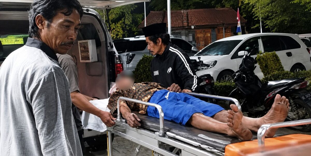 Korban Supardi saat dievakuasi usai ditabrak pemotor di Jalinbar Pekon Gisting Atas, Kecamatan Gisting, Kabupaten Tanggamus, Provinsi Lampung,Senin (31/8/2026) sekitar pukul 18.30 WIB | ist/Media Prioritastv.com.