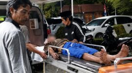 Korban Supardi saat dievakuasi usai ditabrak pemotor di Jalinbar Pekon Gisting Atas, Kecamatan Gisting, Kabupaten Tanggamus, Provinsi Lampung,Senin (31/8/2026) sekitar pukul 18.30 WIB | ist/Media Prioritastv.com.
