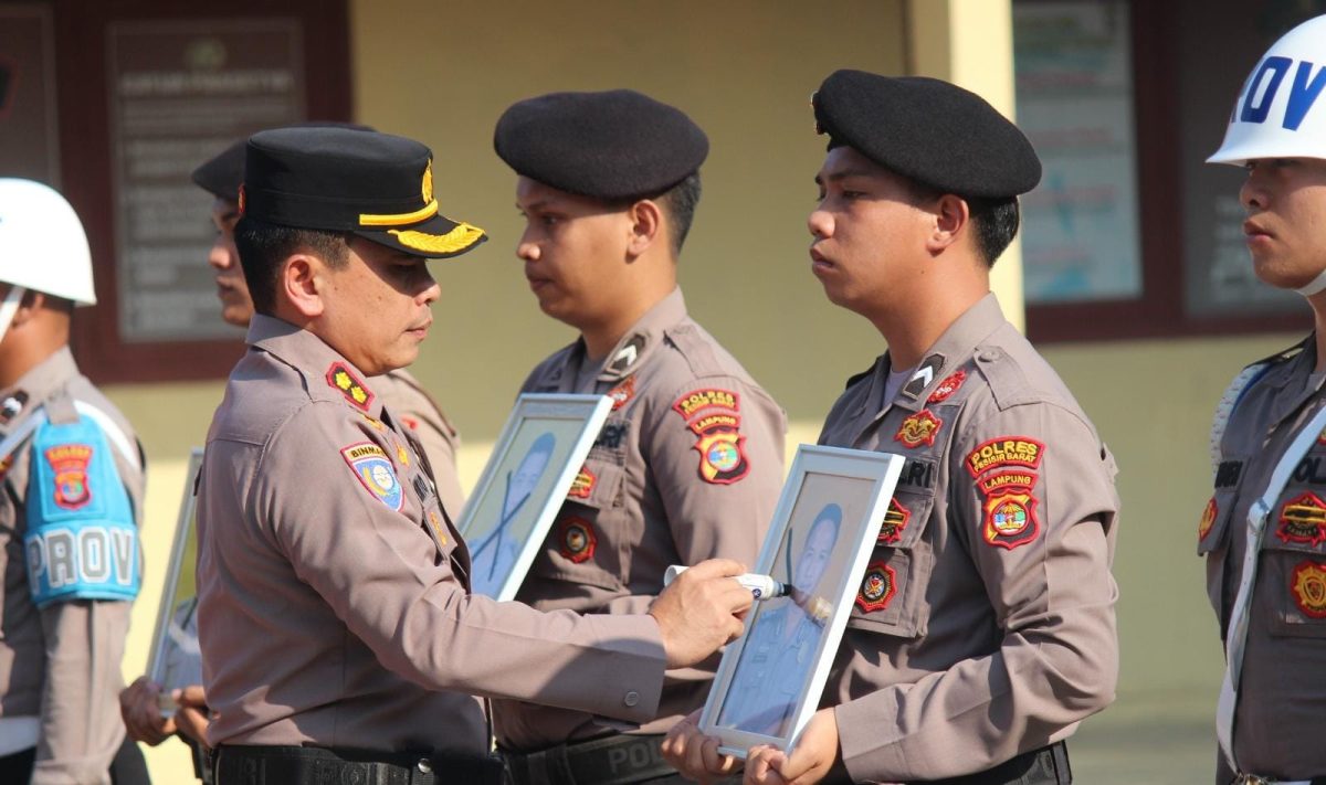 Kapolres Pesisir Barat AKBP Rinto Haivan Simbolon saat mencoret foto 3 anggota yang di PTDH, Rabu 16 September 2026 | Suroso/Media Prioritastv.com.