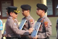 Kapolres Pesisir Barat AKBP Rinto Haivan Simbolon saat mencoret foto 3 anggota yang di PTDH, Rabu 16 September 2026 | Suroso/Media Prioritastv.com.