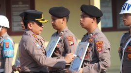 Kapolres Pesisir Barat AKBP Rinto Haivan Simbolon saat mencoret foto 3 anggota yang di PTDH, Rabu 16 September 2026 | Suroso/Media Prioritastv.com.