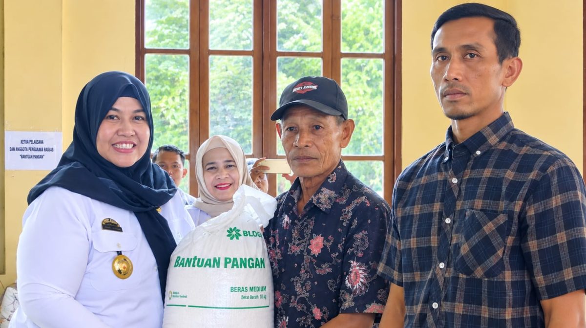 Wabup Pringsewu Umi Laila saat menyerahkan bantun pangan secara simbolis, Rabu 16 September 2026 | Samuel/Media Prioritastv.com.