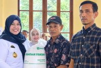 Wabup Pringsewu Umi Laila saat menyerahkan bantun pangan secara simbolis, Rabu 16 September 2026 | Samuel/Media Prioritastv.com.