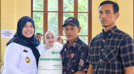 Wabup Pringsewu Umi Laila saat menyerahkan bantun pangan secara simbolis, Rabu 16 September 2026 | Samuel/Media Prioritastv.com.