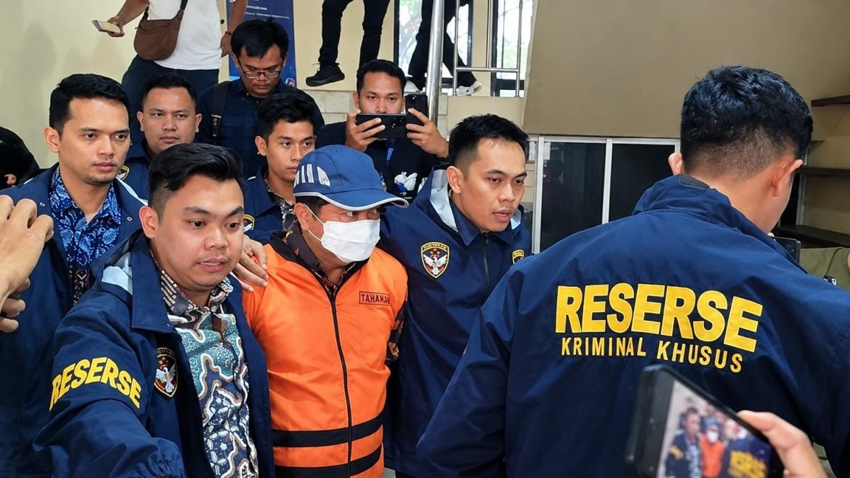 Sekda Lampung Tengah Welly Adiwantra saat digelandang menuju Rutan Bandar Lampung, Jumat 18 September 2026.