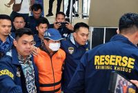 Sekda Lampung Tengah Welly Adiwantra saat digelandang menuju Rutan Bandar Lampung, Jumat 18 September 2026.