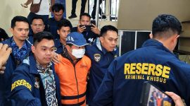 Sekda Lampung Tengah Welly Adiwantra saat digelandang menuju Rutan Bandar Lampung, Jumat 18 September 2026.