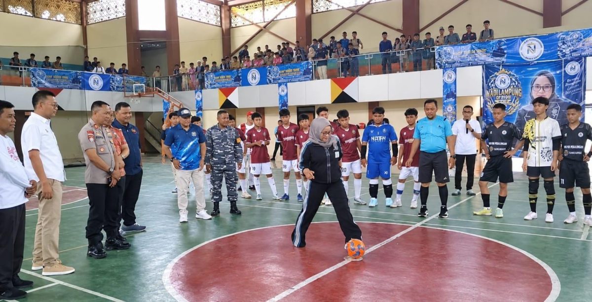 Ketua Yayasan Nusantara Alam Abadi Lampung, Firlinda, saat membuka NADI Lampung CUP 2026 di GOR Kota Agung, Tanggamus. Turut menyaksikan Camat Kota Agung Adi Putra, Kapolsek Kota Agung, Sekretaris Dispora Tanggamus Ristika, serta Ketua DPD PSI Tanggamus Dedi Juniarko, Jumat (18/9/2026) | Herdi/Media Prioritastv.com.
