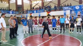 Ketua Yayasan Nusantara Alam Abadi Lampung, Firlinda, saat membuka NADI Lampung CUP 2026 di GOR Kota Agung, Tanggamus. Turut menyaksikan Camat Kota Agung Adi Putra, Kapolsek Kota Agung, Sekretaris Dispora Tanggamus Ristika, serta Ketua DPD PSI Tanggamus Dedi Juniarko, Jumat (18/9/2026) | Herdi/Media Prioritastv.com.