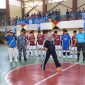 Ketua Yayasan Nusantara Alam Abadi Lampung, Firlinda, saat membuka NADI Lampung CUP 2026 di GOR Kota Agung, Tanggamus. Turut menyaksikan Camat Kota Agung Adi Putra, Kapolsek Kota Agung, Sekretaris Dispora Tanggamus Ristika, serta Ketua DPD PSI Tanggamus Dedi Juniarko, Jumat (18/9/2026) | Herdi/Media Prioritastv.com.