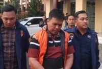 Agung, Mantan AO Bank Lampung Pesisir Barat saat digiring ke sel tahanan Polda Lampung, Jumat 18 September 2026.