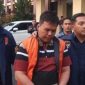 Agung, Mantan AO Bank Lampung Pesisir Barat saat digiring ke sel tahanan Polda Lampung, Jumat 18 September 2026.