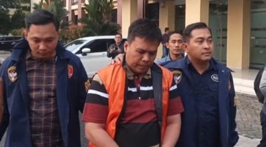 Agung, Mantan AO Bank Lampung Pesisir Barat saat digiring ke sel tahanan Polda Lampung, Jumat 18 September 2026.