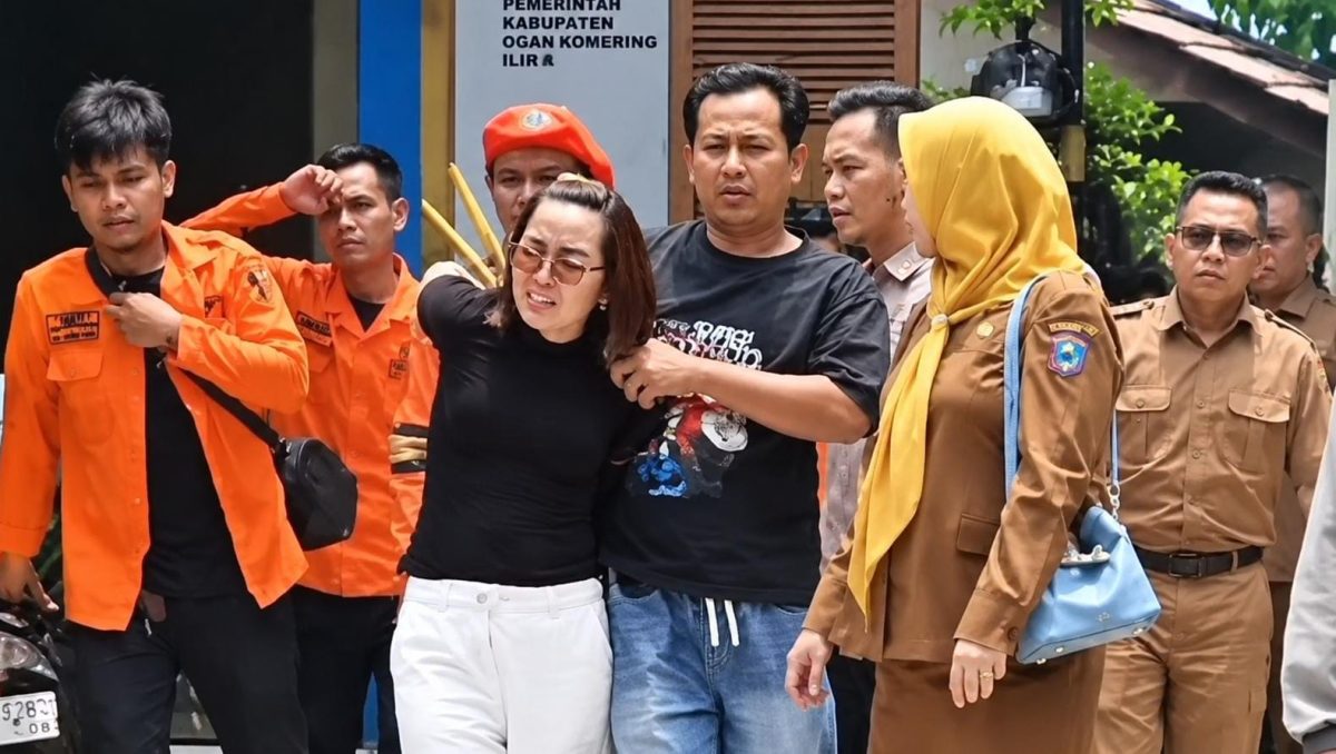 Dela Ayu terduga penusuk Anton suaminnya yang ASN saat digelandang dari TKP, Senin 21 September 2026 | ist/Media Prioritastv.com.