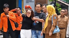 Dela Ayu terduga penusuk Anton suaminnya yang ASN saat digelandang dari TKP, Senin 21 September 2026 | ist/Media Prioritastv.com.