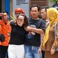 Dela Ayu terduga penusuk Anton suaminnya yang ASN saat digelandang dari TKP, Senin 21 September 2026 | ist/Media Prioritastv.com.