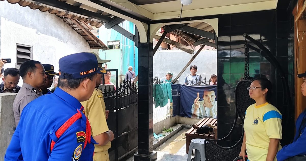 Proses evakuasi buaya yang dipelihara di rumah warga di Kelurahan Pidada, Kecamatan Panjang, Bandar Lampung, Senin 21 September 2026 | Dok. Humas Polda Lampung.