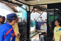 Proses evakuasi buaya yang dipelihara di rumah warga di Kelurahan Pidada, Kecamatan Panjang, Bandar Lampung, Senin 21 September 2026 | Dok. Humas Polda Lampung.