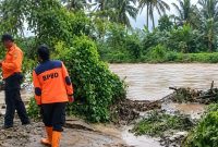 Petugas BPBD Tanggamus saat melakukan pemeriksaan luapan sungai Way Belu, Kota Agung Barat, Tanggamus, Selasa 22 September 2026.