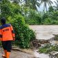 Petugas BPBD Tanggamus saat melakukan pemeriksaan luapan sungai Way Belu, Kota Agung Barat, Tanggamus, Selasa 22 September 2026.