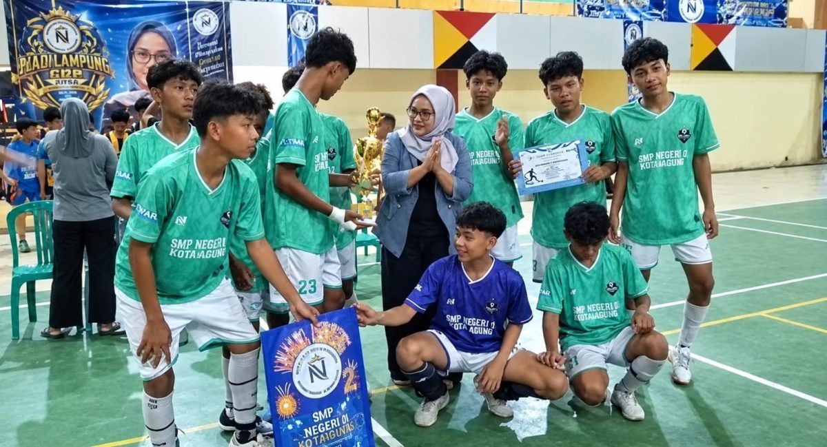 Penyerahan hadiah kepada salah satu juara dalam final turnamen NADI Lampung 2026 di GOR Kota Agung, Tanggamus, Selasa 22 September 2026 | Herdi/Media Prioritastv.com.