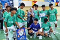 Penyerahan hadiah kepada salah satu juara dalam final turnamen NADI Lampung 2026 di GOR Kota Agung, Tanggamus, Selasa 22 September 2026 | Herdi/Media Prioritastv.com.