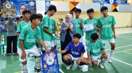 Penyerahan hadiah kepada salah satu juara dalam final turnamen NADI Lampung 2026 di GOR Kota Agung, Tanggamus, Selasa 22 September 2026 | Herdi/Media Prioritastv.com.