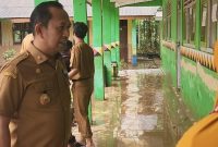 Kadisdik Tanggamus, Viktor Libradi saat meninjau SDN 1 Belu, yang terdampak luapan Way Belu, Selasa 22 September 2026 | ist.