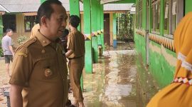 Kadisdik Tanggamus, Viktor Libradi saat meninjau SDN 1 Belu, yang terdampak luapan Way Belu, Selasa 22 September 2026 | ist.
