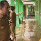 Kadisdik Tanggamus, Viktor Libradi saat meninjau SDN 1 Belu, yang terdampak luapan Way Belu, Selasa 22 September 2026 | ist.