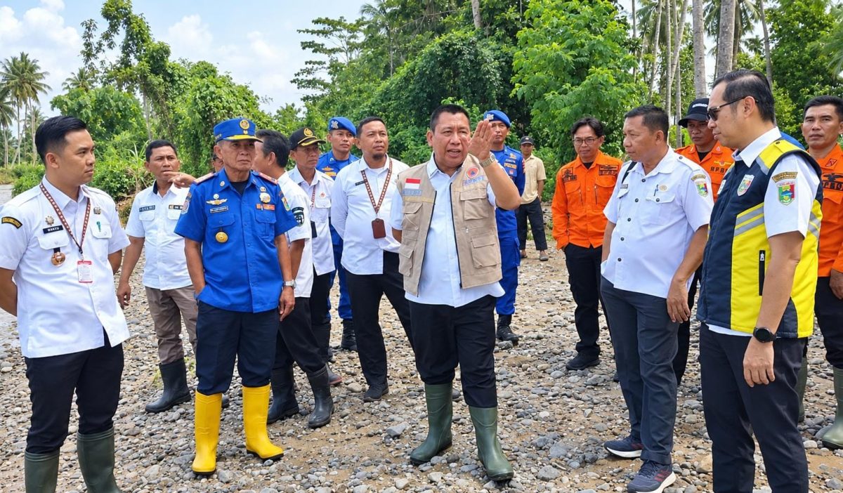 Sekda Tanggamus Suaidi didampingi Plt. Kadis PUPR, BPBD, Camat Kota Agung Barat, serta unsur terkait saat meninjau banjir di Pekon Belu dan Negara Batin, Rabu (23 September 2026) | Herdi/Media Prioritastv.com.