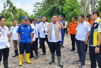 Sekda Tanggamus Suaidi didampingi Plt. Kadis PUPR, BPBD, Camat Kota Agung Barat, serta unsur terkait saat meninjau banjir di Pekon Belu dan Negara Batin, Rabu (23 September 2026) | Herdi/Media Prioritastv.com.