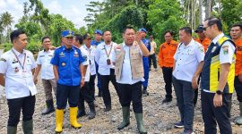 Sekda Tanggamus Suaidi didampingi Plt. Kadis PUPR, BPBD, Camat Kota Agung Barat, serta unsur terkait saat meninjau banjir di Pekon Belu dan Negara Batin, Rabu (23 September 2026) | Herdi/Media Prioritastv.com.