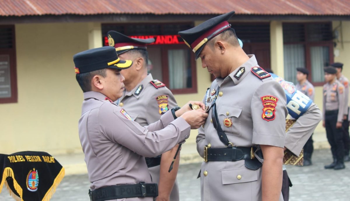 Kapolres Pesisir Barat AKBP Rinto Haivan Simbolon saat menyematkan tanda jabatan kepada Kapolsek Pesisir Utara Iptu Imam Sanuwan, Rabu 23 September 2026. 
